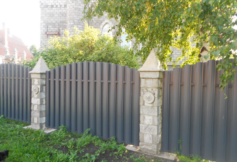  Забор из евроштакетника серого со светлыми столбами Жезказган фото 2