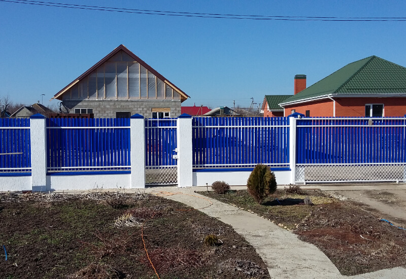 Забор из металлоштакетника синего с белыми столбами в Жезказгане фото 2