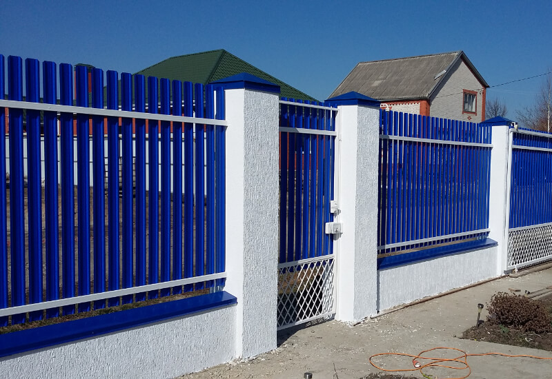 Забор из штакетника цвет RAL5002 синий двусторонний в Жезказгане фото 3