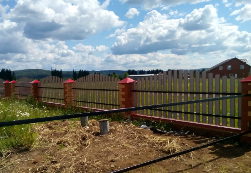 Забор из евроштакетника RAL3003 рубин, секция горкой в Жезказгане фото 1